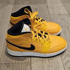 Nike Air Jordan 1 Mid sneakers University Gold Size 6